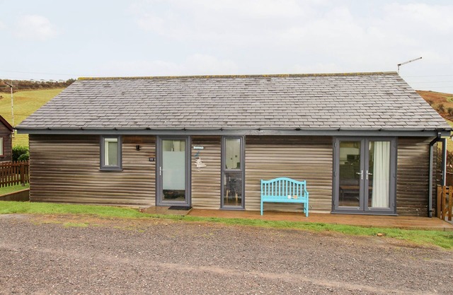 BESIDE THE SEA, family friendly, character holiday cottage in Eype