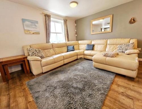 Bespoke coastal 2 bed cottage with free parking