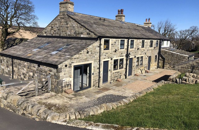 BESS COTTAGE, romantic, with a garden in Cragg Vale