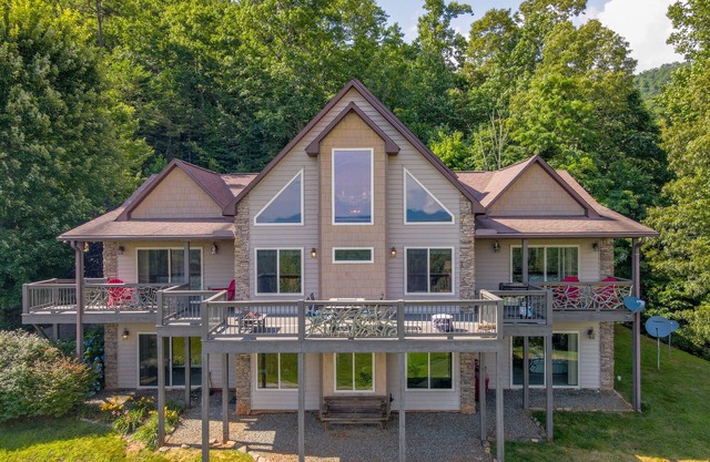 Best 5000 sq/ft Vacation Cabin with amazing VIEWS & Activities!!