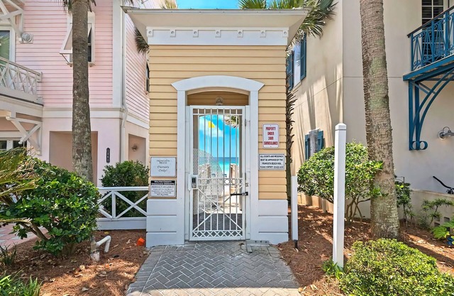 10% Off Summer! Popular Beach Cottage 1block private access-Walk to shops/dining