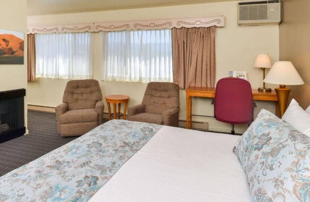Best Find! 4 Family-Friendly Units, Outdoor Pool and Parking!