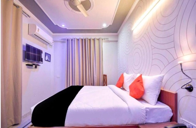 Best hotel in Jaipur location. Hotel 7 Nights & Restaurant. Couple friendly.