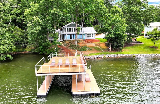 Great lake views! Easy walk to dock with sun deck. Large covered deck.