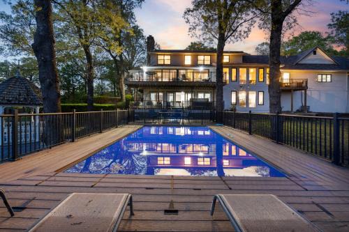 Best Lake Tablerock Views, Private Outdoor Pool, Karaoke/Games-2 Kitchens! Secluded on a few acres!