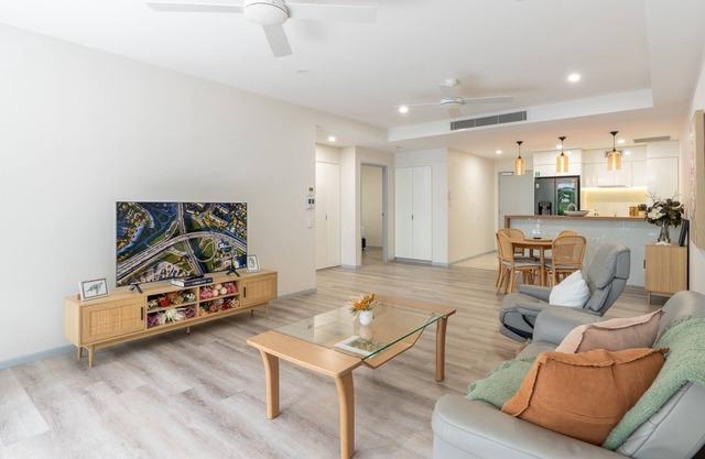 Best Location 2-Bed with Gym, Pool 7-min From CBD