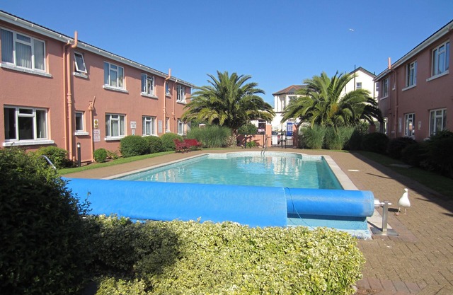 Offre spéciale. Bel appartement avec piscine extérieure chauffée à 2 minutes de la plage de sable