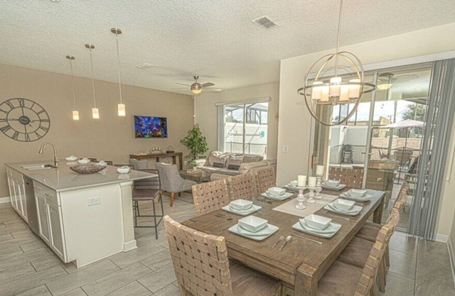 BeSt LoCaTiOn! 4Bd/3Bt w/pool 10min Disney-Orlando
