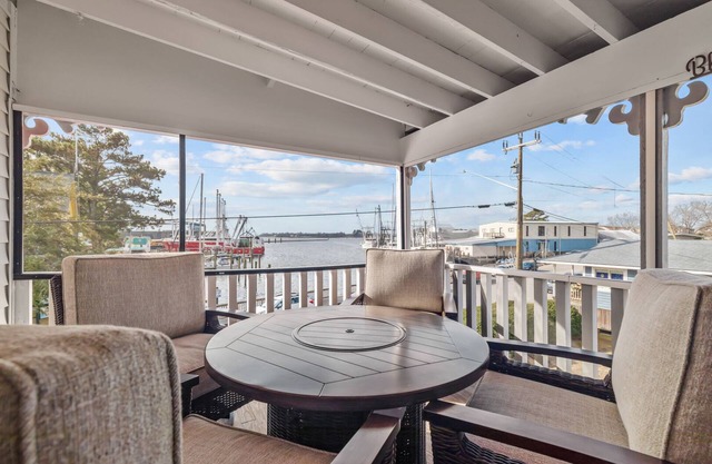 Best Location in Oriental, NC! Sleeps up to 14! Steps away from Oriental Marina!