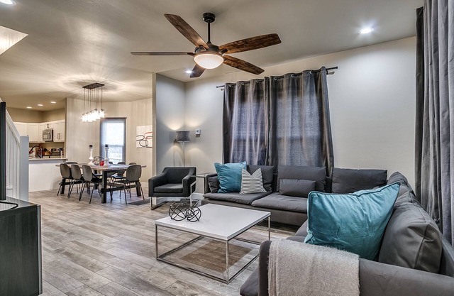 ** MEILLEUR EMPLACEMENT AU COEUR DE OKC ** Entièrement rénové 4Bed / 2. 5bath