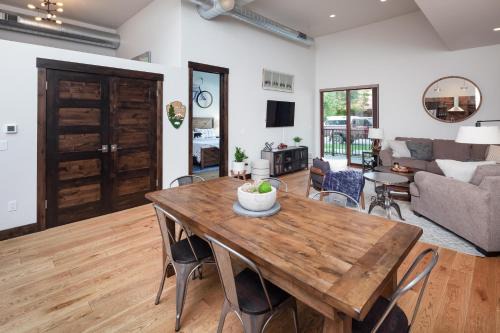 BEST Location, Large & Modern, Glacier Avails!
