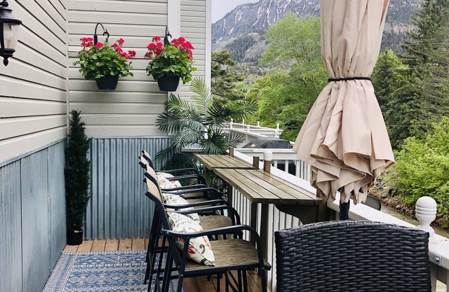 BEST LOCATION! ON THE RIVER, NEXT TO HOT SPRINGS, HIKING TRAILS & TOWN! VIEWS!