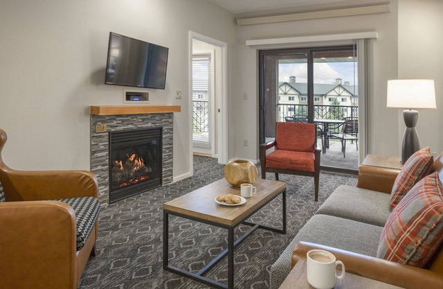 BEST LOCATION! Updated Condo with Full Kitchen and Resort Amenities