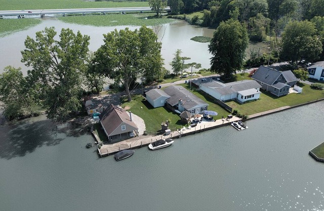 BEST LOCATION! Water Front Cottage-wPrivate BoatDock.Canoe.Kayak.GolfCourseCmnty