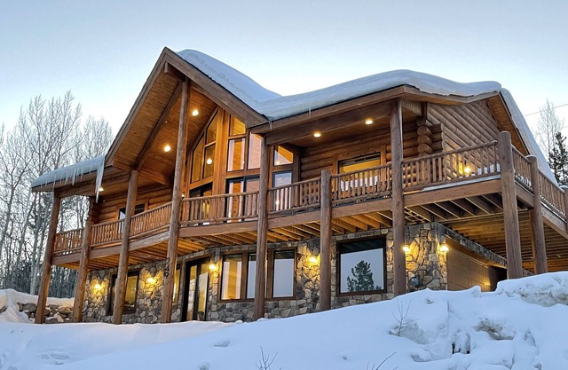 Best Mtn/Lake views!!! Lodge on esteemed Lakeside Drive! Hot tub! Fido friendly!