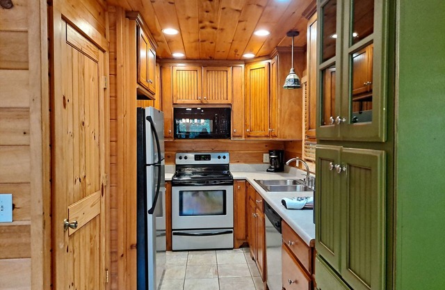 Best of both worlds! Feel secluded a mile from downtown in a luxury cabin.