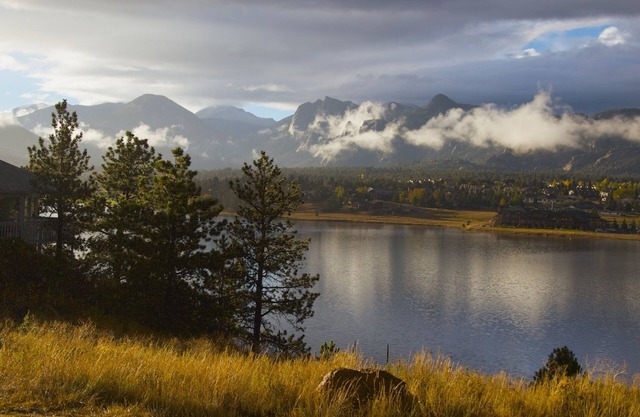 MEILLEURE VUE à Estes Park! 1 de 2 superbes cabines adjacentes sur le lac Estes # 3459