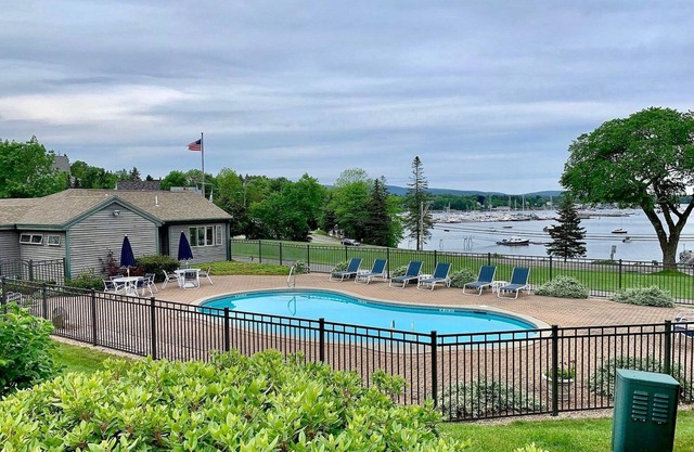 Meilleures vues sur MDI - Condo 2 chambres 2 salles de bain - bord de l'eau avec piscine creusée