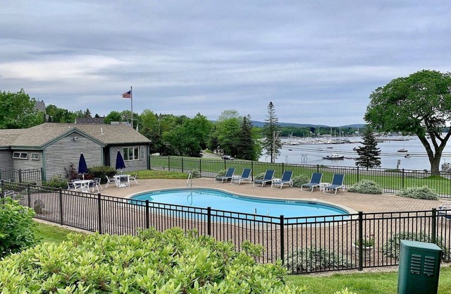 Meilleures vues sur MDI - Condo 2 chambres 2 salles de bain - bord de l'eau avec piscine creusée