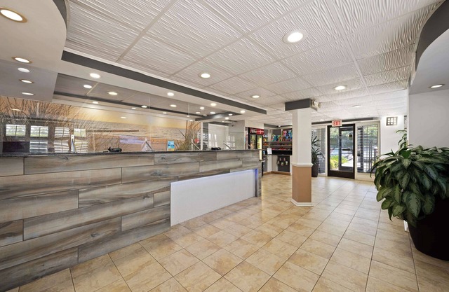 Best Western Plus Holiday Sands Inn & Suites
