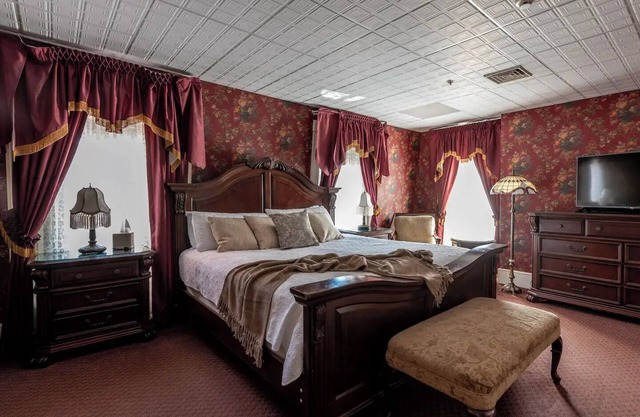 Bethia Room - Big Tree Inn - In-Room Jacuzzi