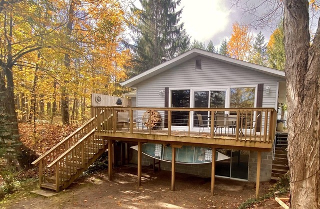 Betsie River Cabin - à quelques minutes de Crystal Mountain Spa & Resort, Hot Tub, Canoe