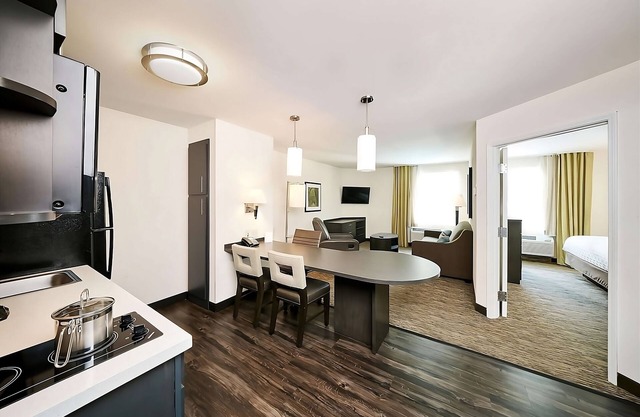Better Choice For Your Vacation! 2 Family-friendly Rooms w/ Large Living Area