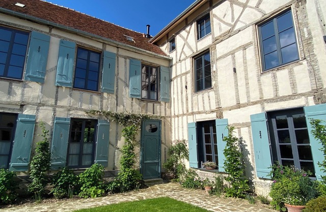 Between Champagne and Burgundy, family home with swimming pool.