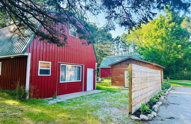 New! Renovated Barn - Guest house, 10 acres property, dog-friendly, free WIFI
