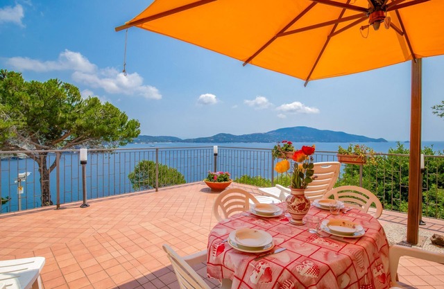 Villa immergée dans le parc avec une vue imprenable sur la mer