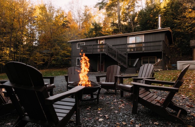 Between the Pines-Hot Tub Bliss🎿Game Room, Firepit & Pet Friendly
