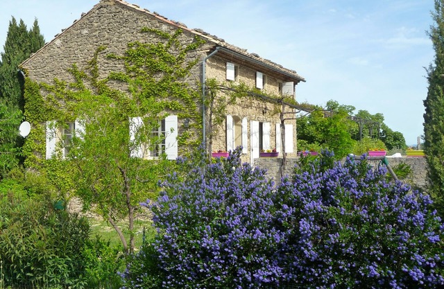Entre Vaison et Mont-Ventoux, Mas provençal à l'orée du village de Faucon