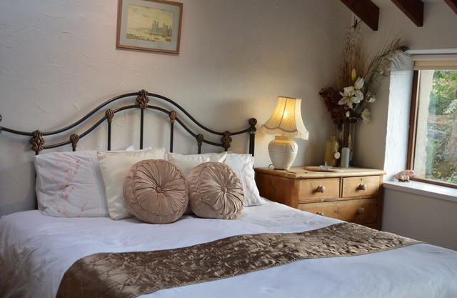Beudy Bach Cottage with PRIVATE Hot Tub & Gym. Near ZipWorld..Snowdonia.