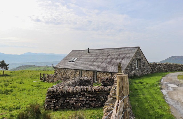 BEUDY CEFN, pet friendly, with open fire in Porthmadog