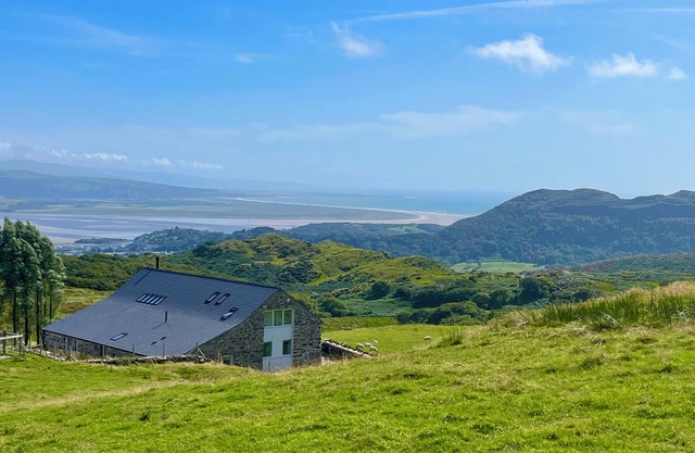 BEUDY MAWR, pet friendly, luxury holiday cottage in Tremadog