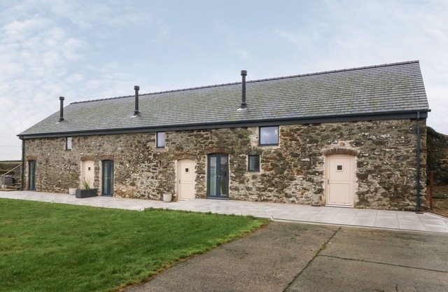 BEUDY, pet friendly, with hot tub in Llangefni