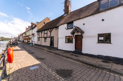 Bewdley River Cottage - Free private gated parking for 2 cars - River front location