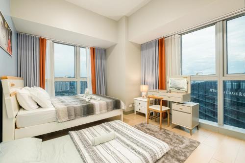 BGC 2BR Uptown Parksuites with balcony and bathtub