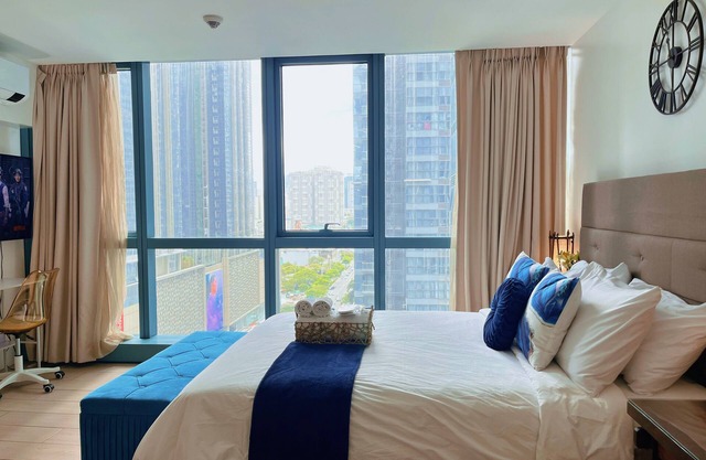 Modern Contemporary Luxury Condo Uptown BGC Pool
