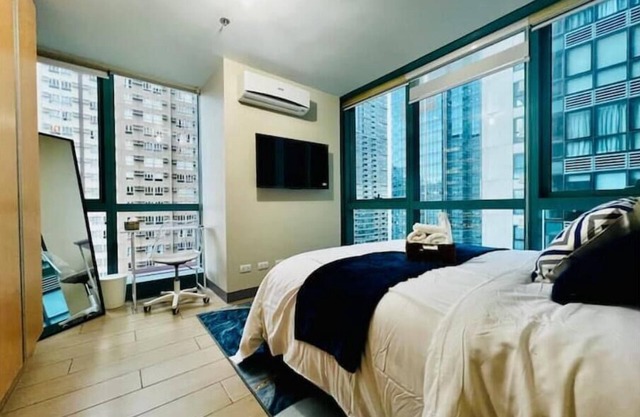 Uptown BGC Premier 2BR Luxury Condo Balcony & Pool