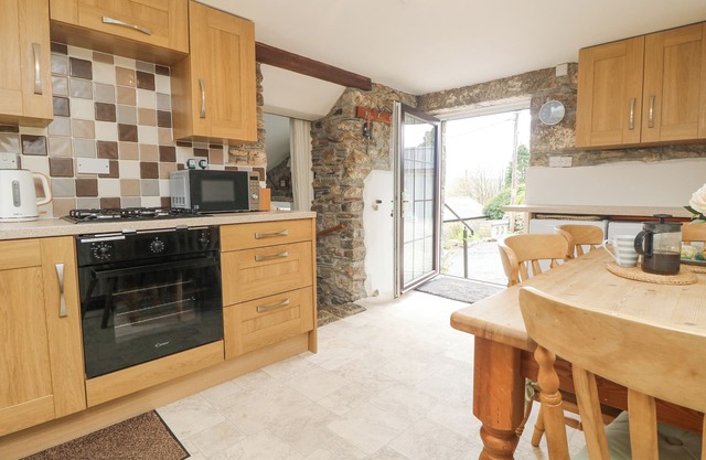 BICKLE BICE COTTAGE, pet friendly, with a garden in Minions