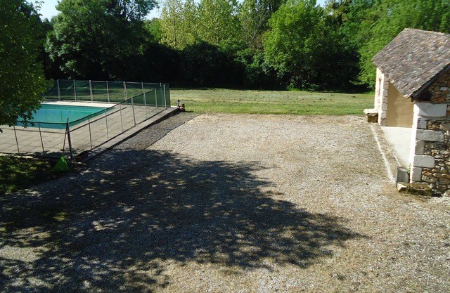 GRANDE ET BELLE MAISON EN PIERRE, PISCINE SECURISEE