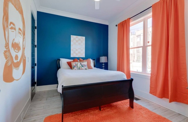 Spacious Home- 11 Beds-No Bunks-1.5 Mi to Broadway
