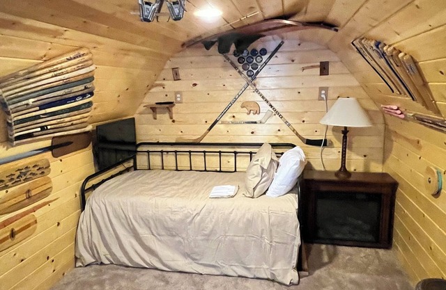 Big Bear Cozy Chalet: Ski, Village, Lake & Hot Tub