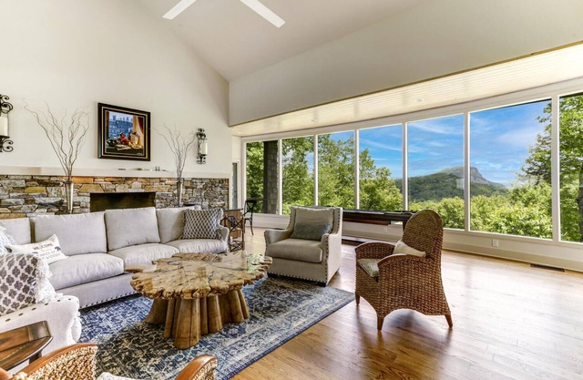 Big Bear Pen | Gorgeous Contemporary Home with Spectacular Views of Whiteside Mountain