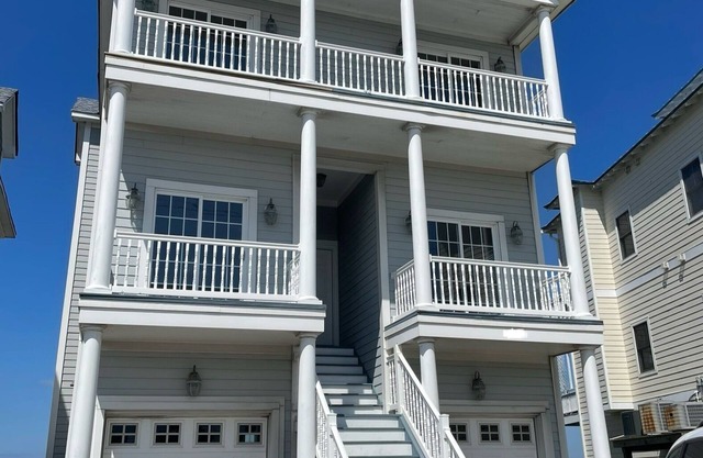 Big Beautiful Beachfront House! 5 bed/3.5 bath directly on the beach!