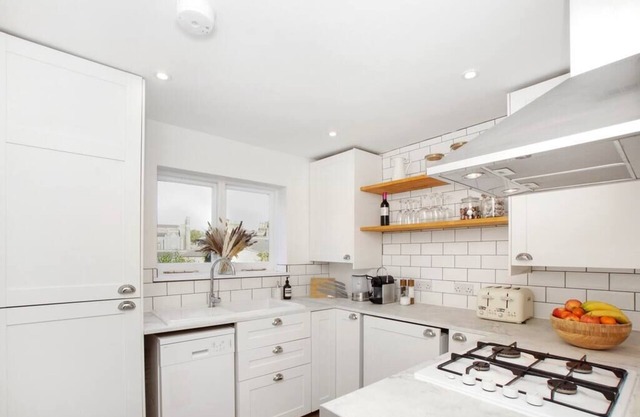 Big, bright & cosy apartment 2 min from Mile End Station, near Victoria Park