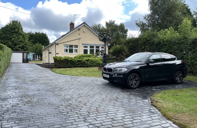 BIG BUNGALOW | SECURED BIG GARDEN | HOT TUB/ JACUZZI