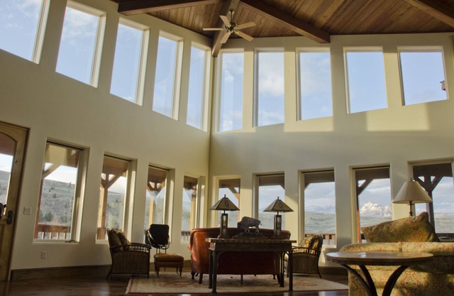 Maison de luxe avec vue sur la montagne et traversé par une rivière