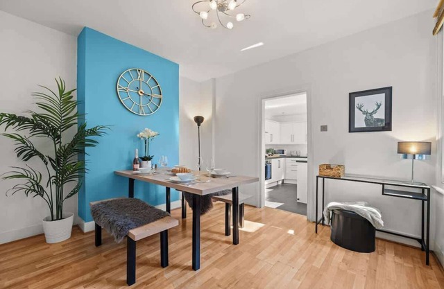 Stunning 4 Bedroom Kingston, London Home + Free Parking, WiFi, Netflix
